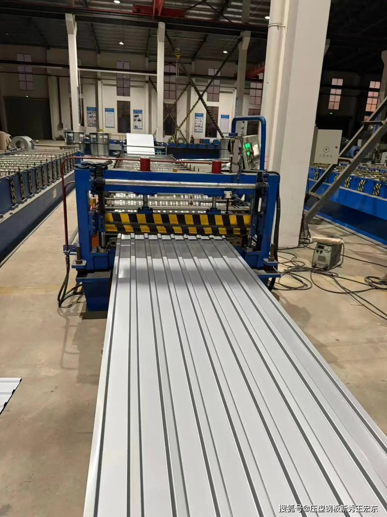 YXB18-76-836彩鋼板：輕質(zhì)高強、多能一體化的現代建筑創(chuàng  )新解決方案